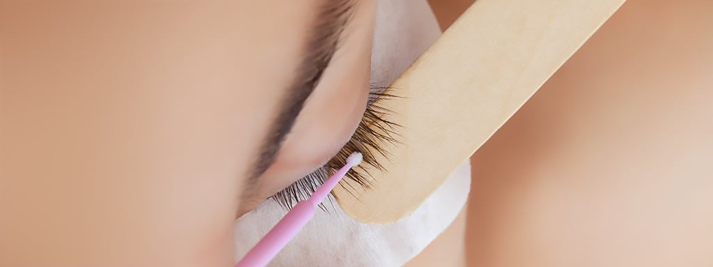 Complete Guide to Eyelash Extensions & How to Remove Them Safely